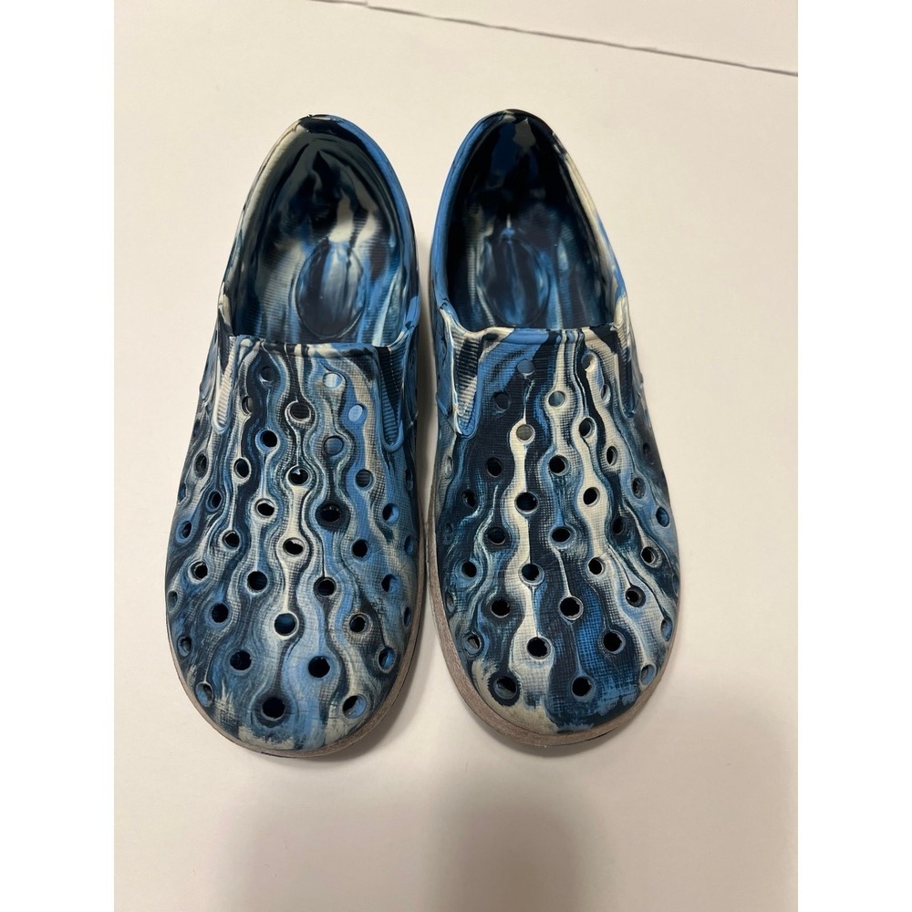 Boys size 10 shoes (s-155)